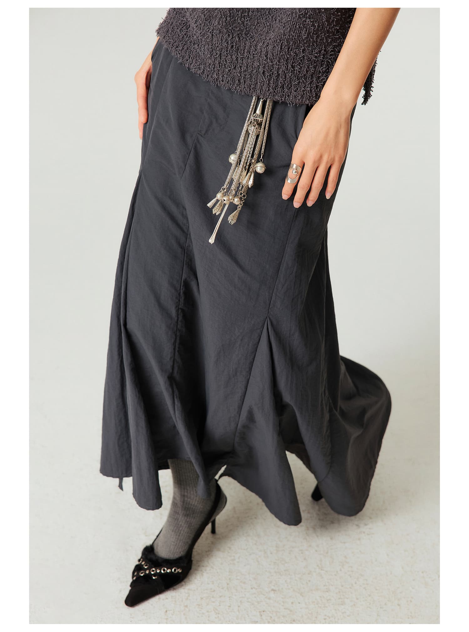 モード系 骨格ストレートに映える｜ナイロン素材のアシンメトリーフィッシュテールスカート（ホワイト／グレー）