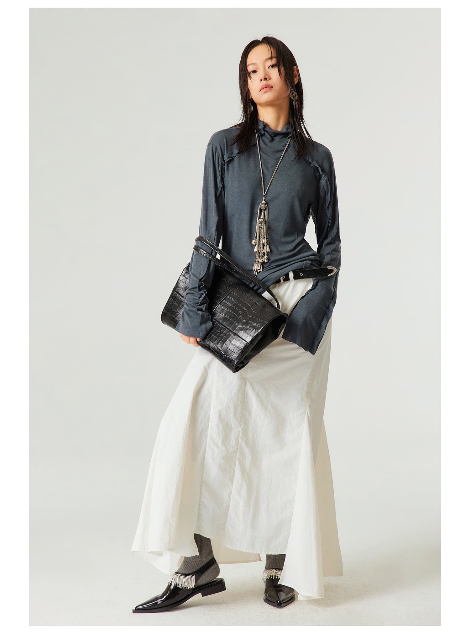 モード系 骨格ストレートに映える｜ナイロン素材のアシンメトリーフィッシュテールスカート（ホワイト／グレー）