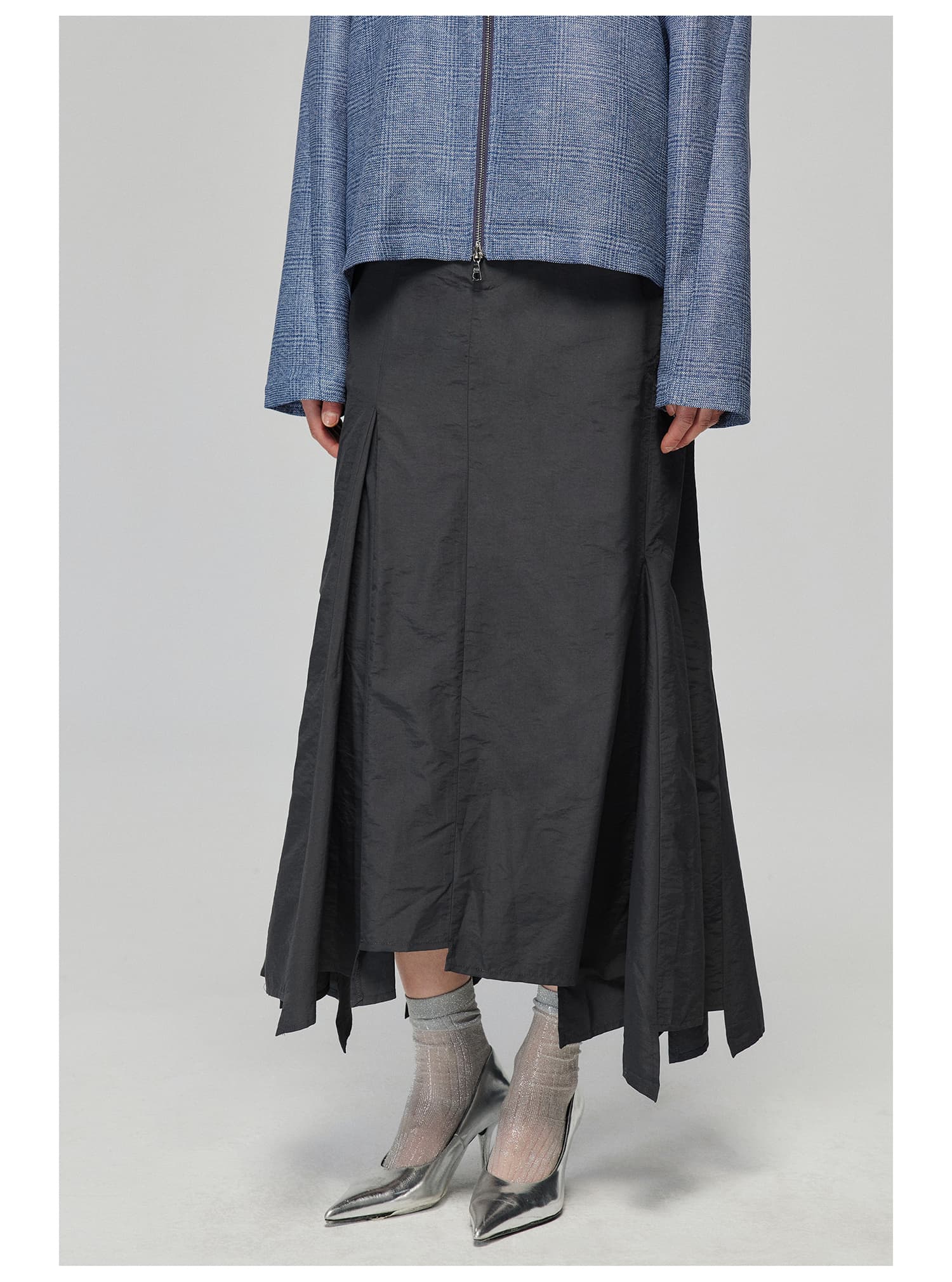 モード系 骨格ストレートに映える｜ナイロン素材のアシンメトリーフィッシュテールスカート（ホワイト／グレー）