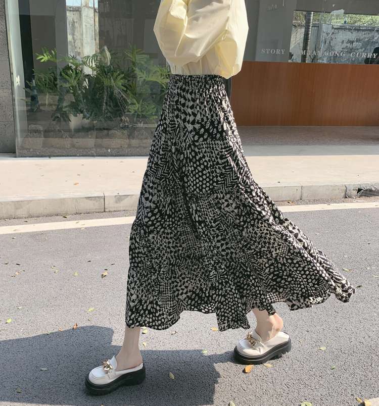 モード系ファッション 軽やかに揺れる大人モード｜モノトーン柄プリーツロングスカート【体型カバー・楽ちんウエスト・S〜XL展開】