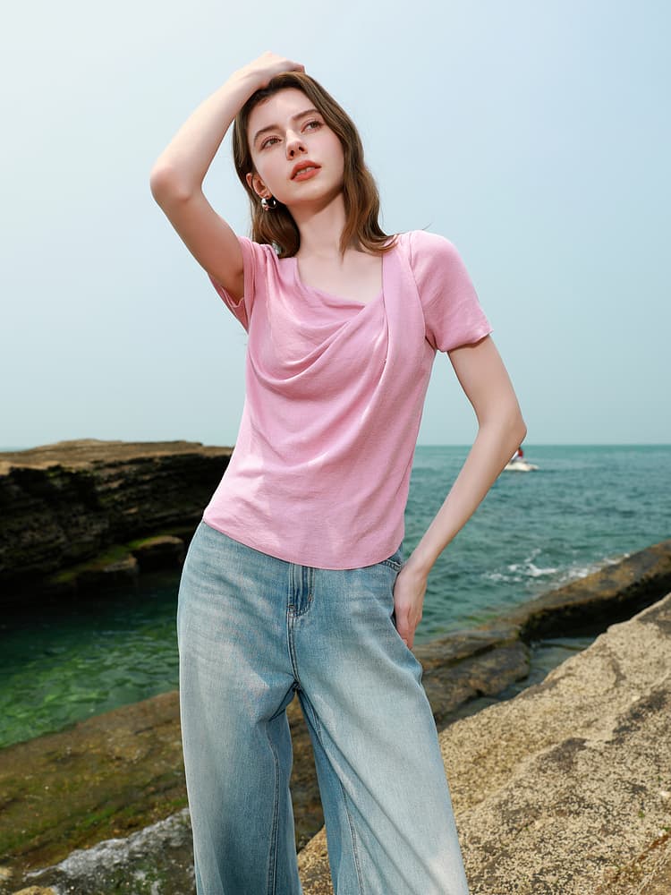 モード系 大人の色気と涼感をまとう｜ドレープネックTシャツ（ピンク／骨格ストレート向け）