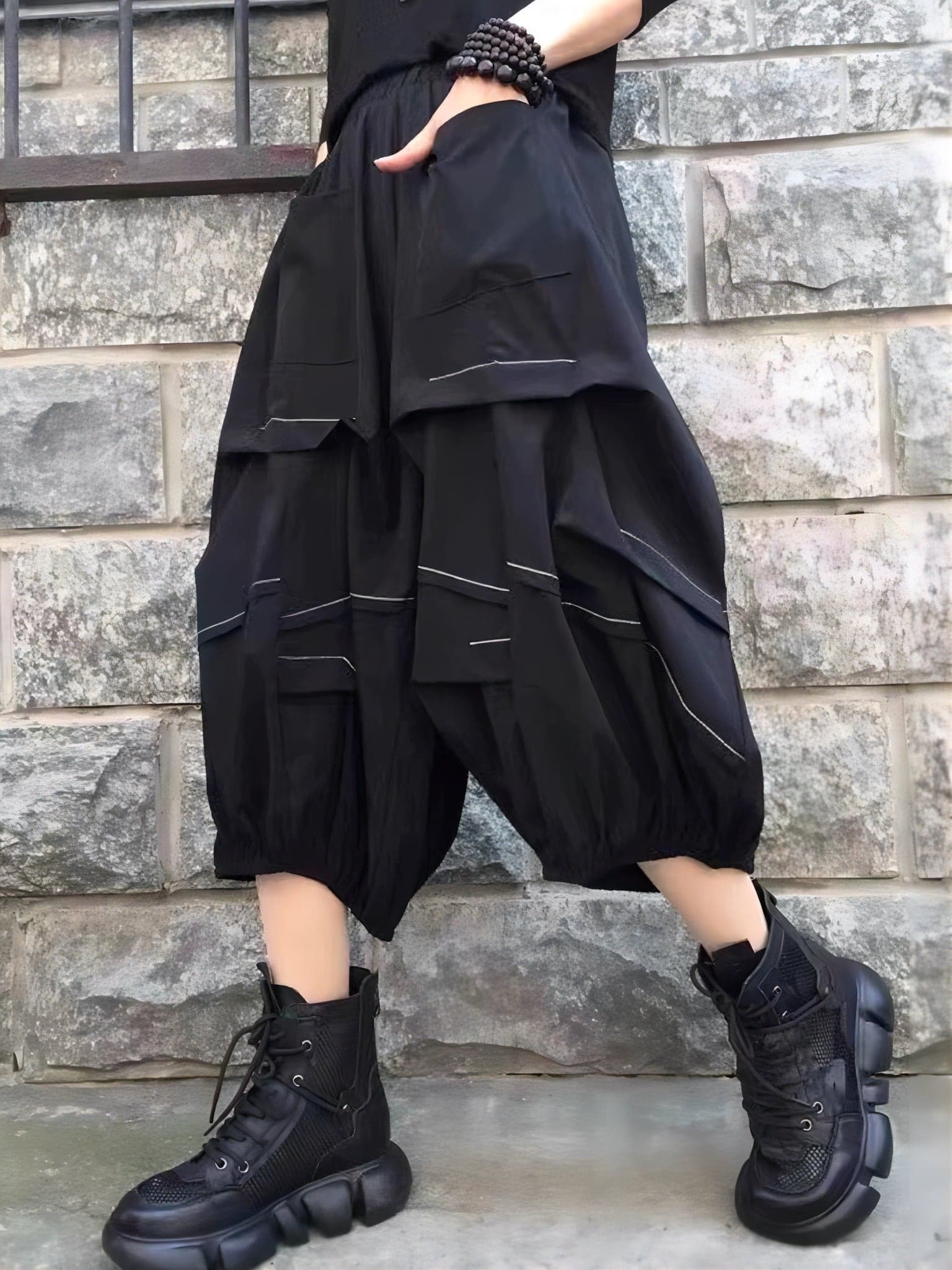 モード系ファッションモードと機能性が融合したボリュームカーゴパンツ