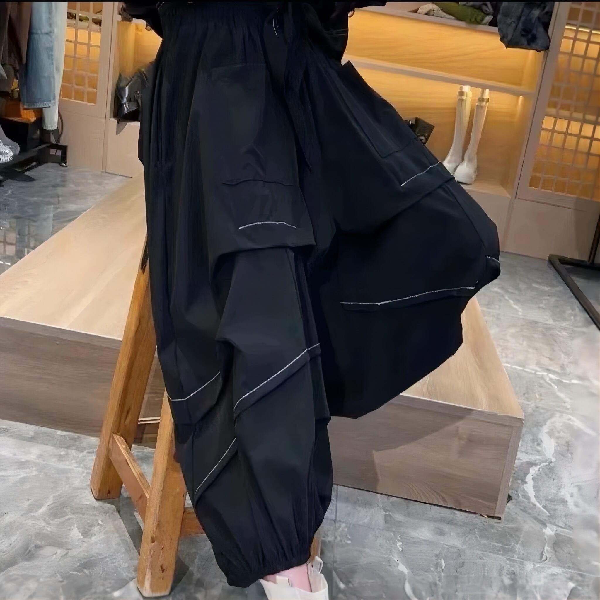 モード系ファッションモードと機能性が融合したボリュームカーゴパンツ