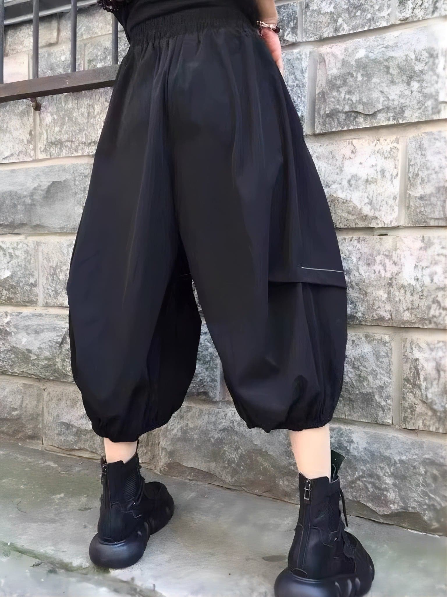 モード系ファッションモードと機能性が融合したボリュームカーゴパンツ