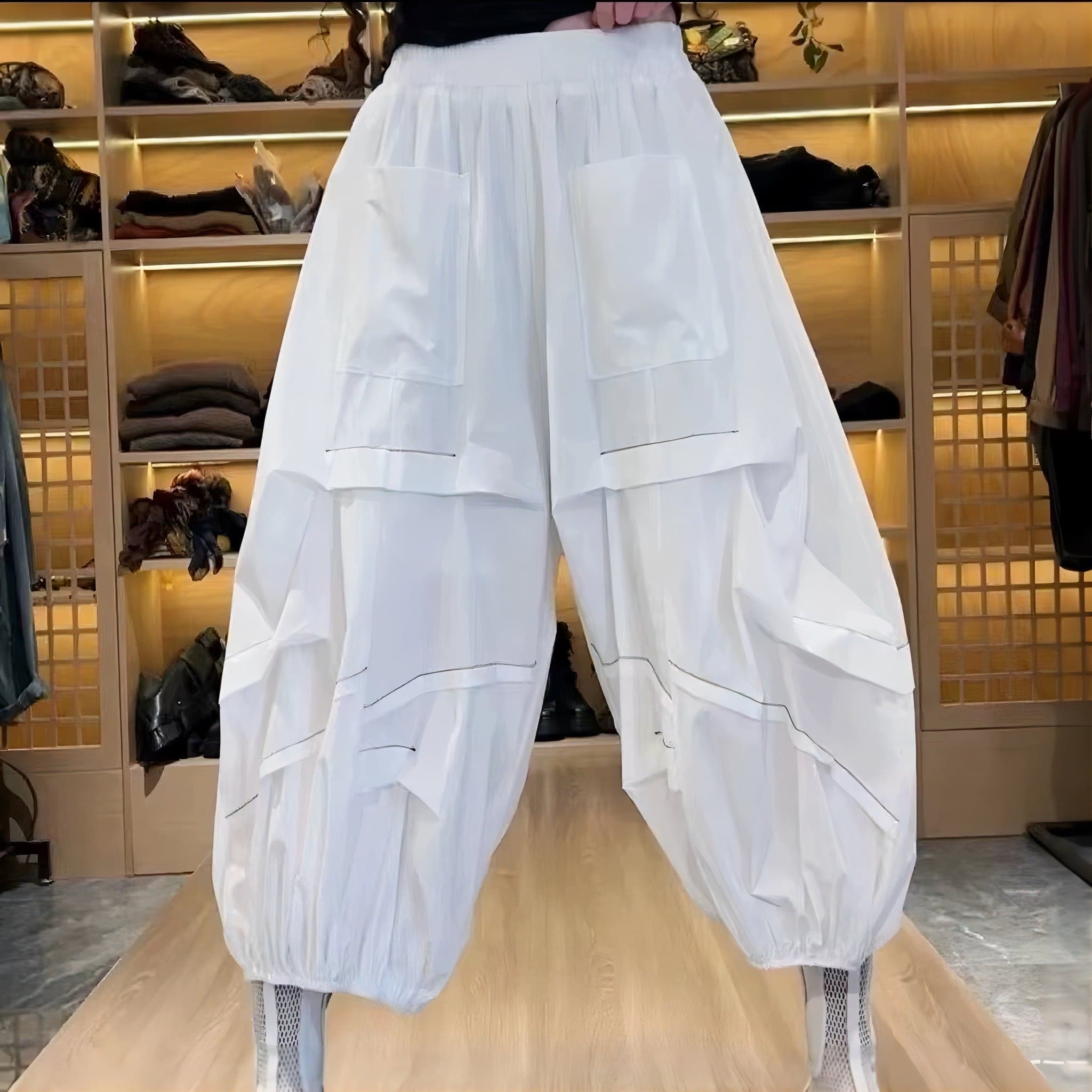 モード系ファッションモードと機能性が融合したボリュームカーゴパンツ