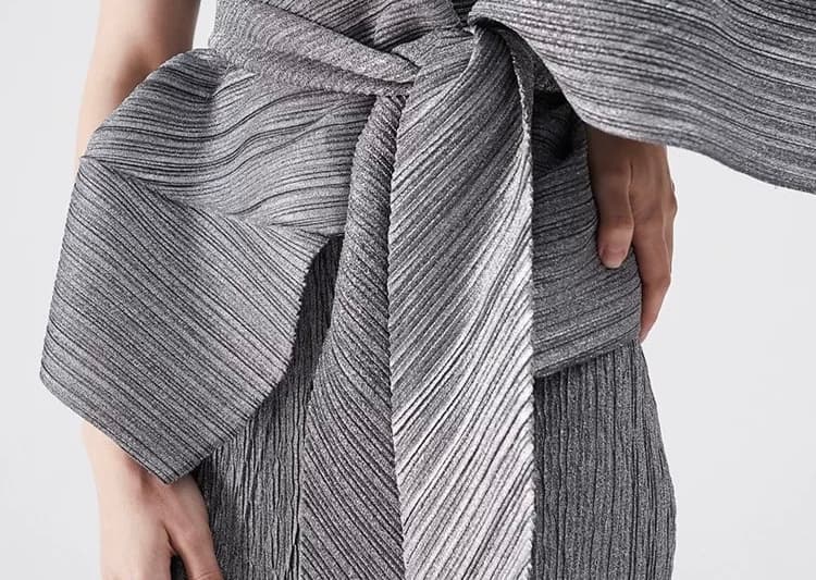 モード系ファッション全10色展開】イッセイミヤケ風 プリーツセットアップワンピース（ノースリーブ×巻きトップス）