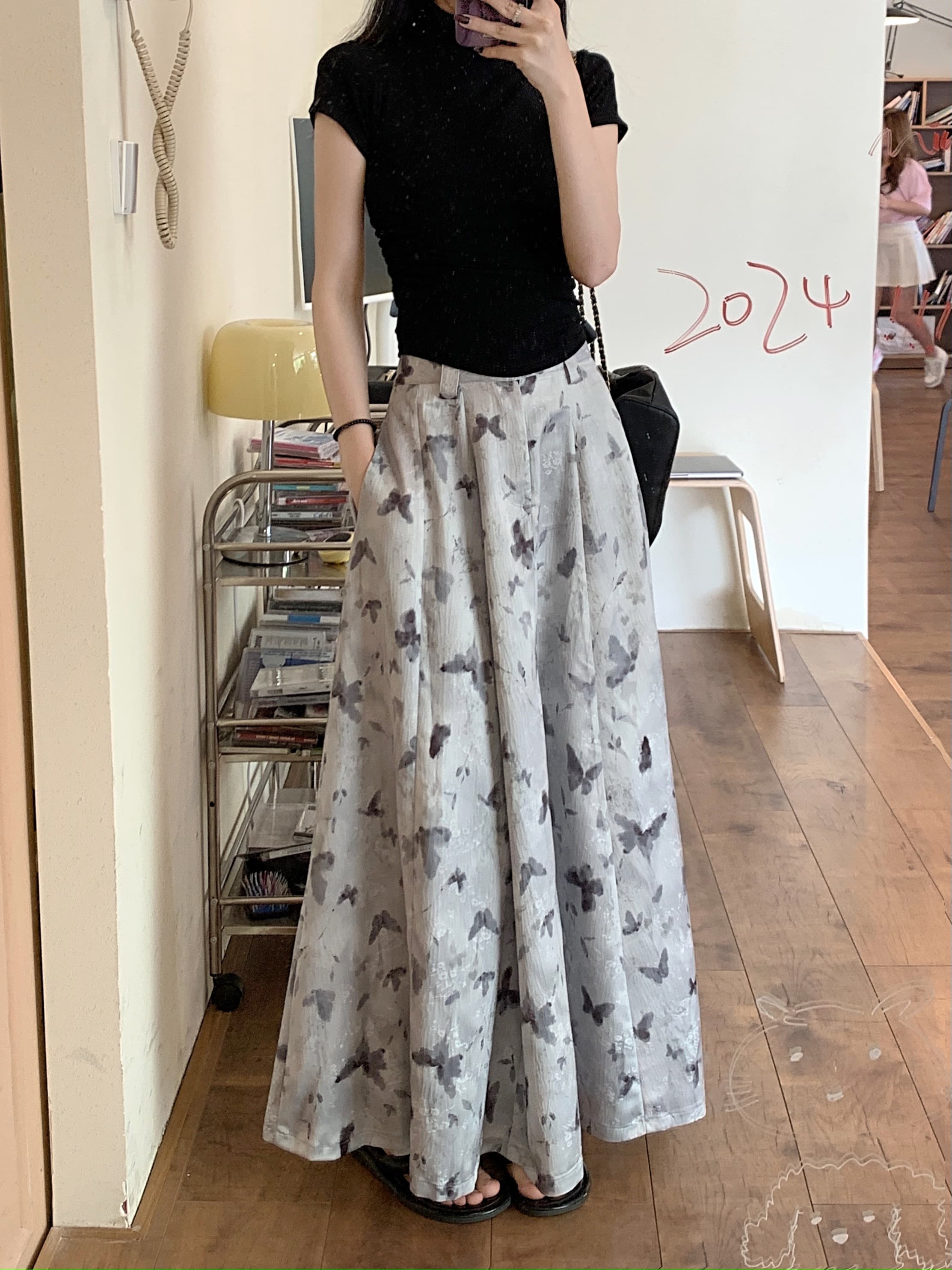 モード系ファッションモノトーンバタフライプリント マキシフレアスカート