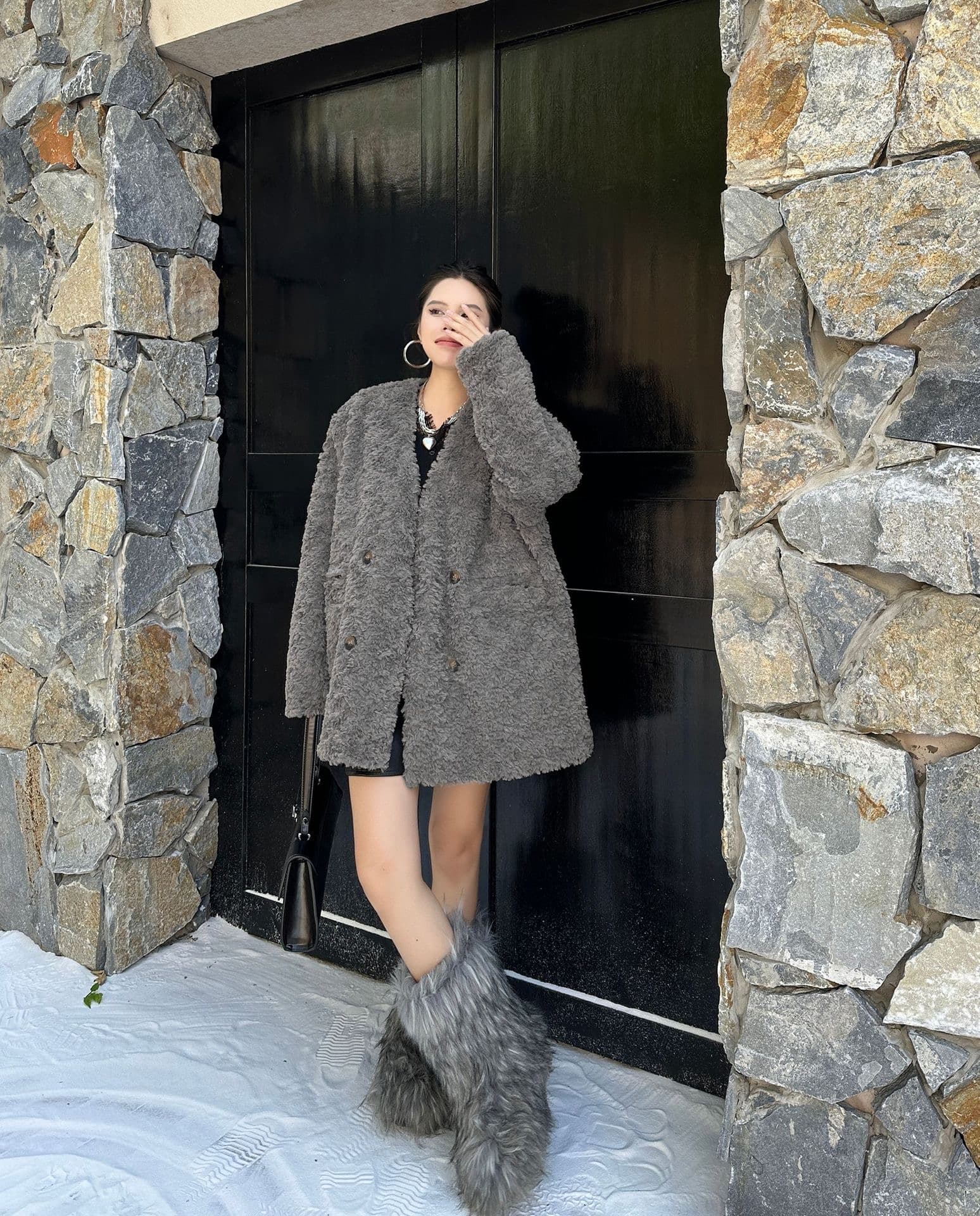 モード系ファッションふわふわボリューム感たっぷりのショート丈フェイクファーコート