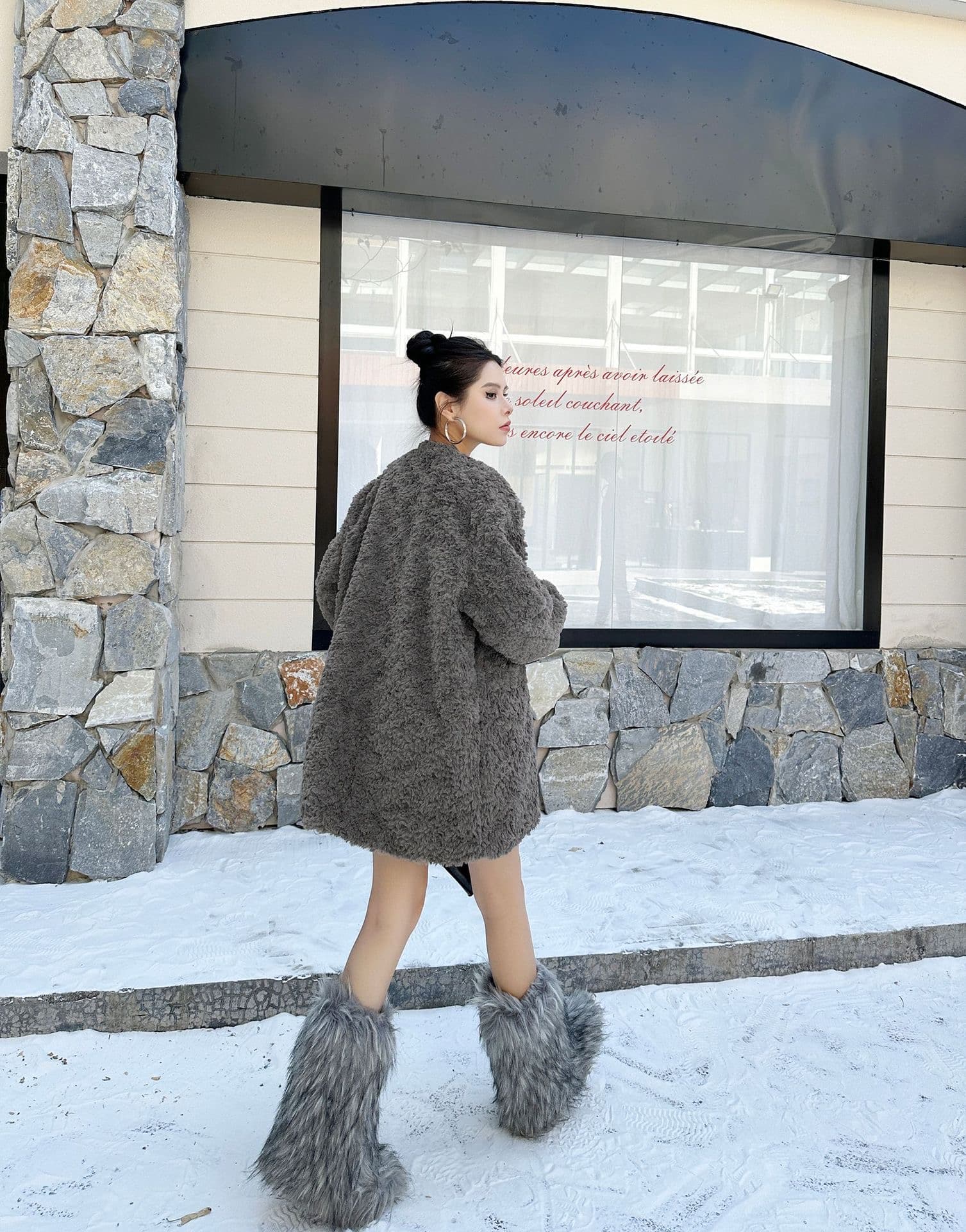 モード系ファッションふわふわボリューム感たっぷりのショート丈フェイクファーコート