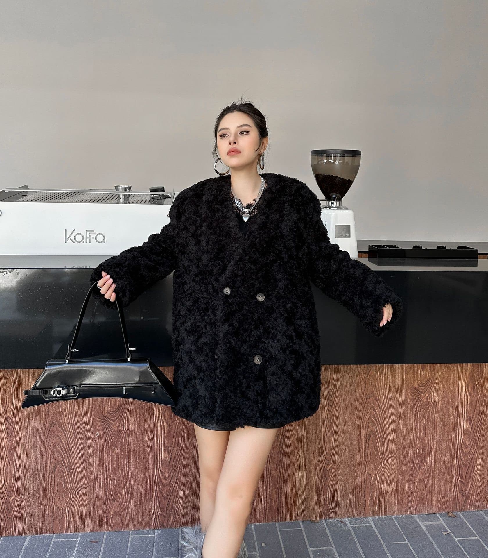 モード系ファッションふわふわボリューム感たっぷりのショート丈フェイクファーコート