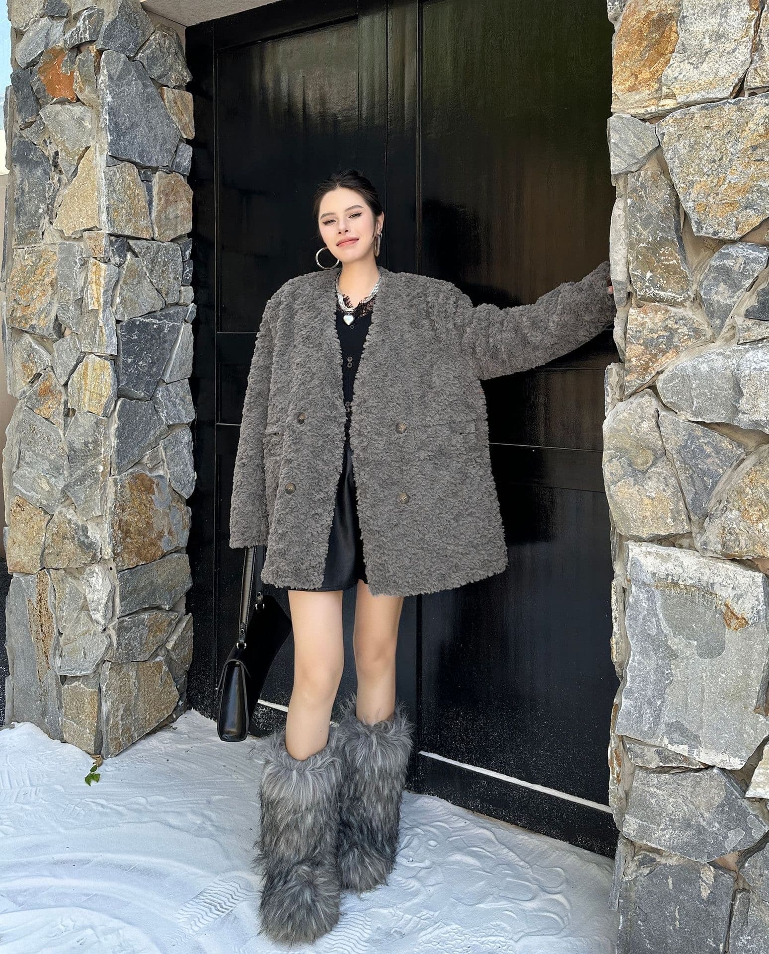 モード系ファッションふわふわボリューム感たっぷりのショート丈フェイクファーコート