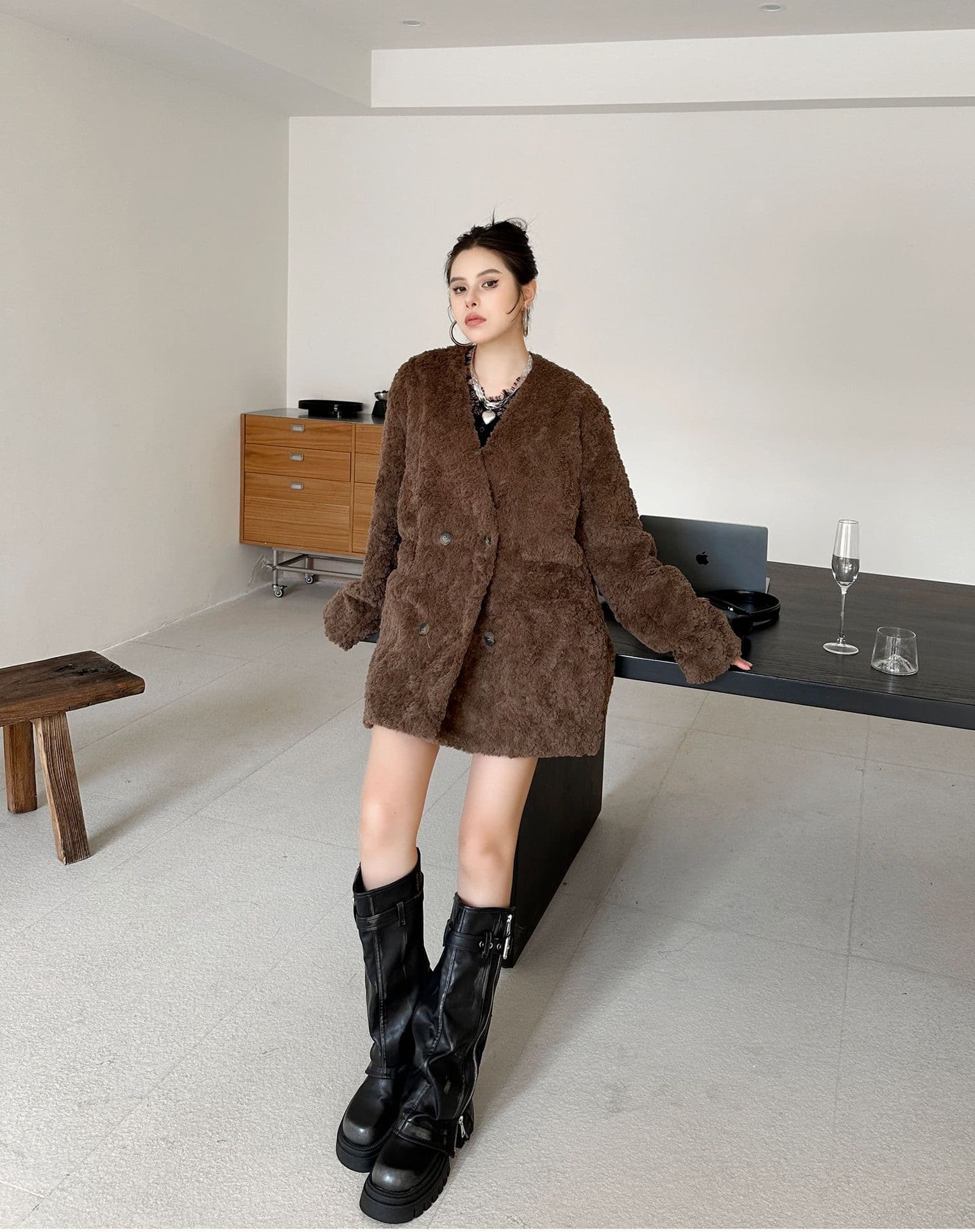 モード系ファッションふわふわボリューム感たっぷりのショート丈フェイクファーコート