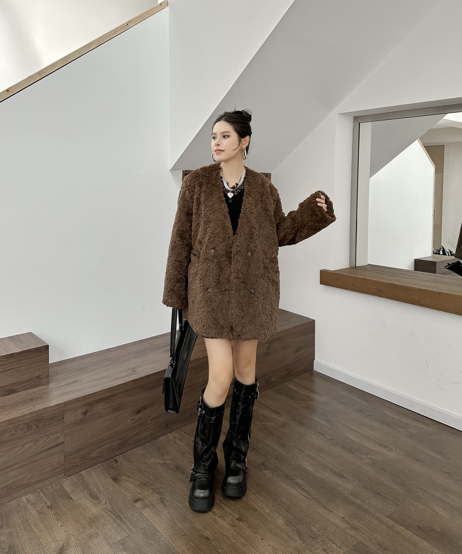 モード系ファッションふわふわボリューム感たっぷりのショート丈フェイクファーコート