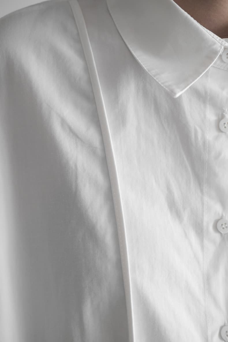 モード系ファッション【ユニセックス対応】アシンメトリースリット入りワイドシャツ（長袖／ホワイト|ブラック）