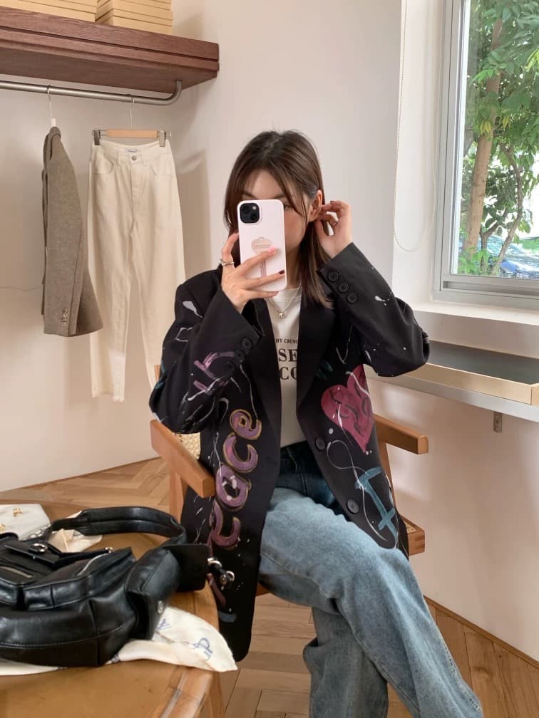 モード系 ユニセックスオーバーサイズジャケット – 【S〜L対応】モード系グラフィックオーバーサイズジャケット – ブラックアートで魅せる一枚