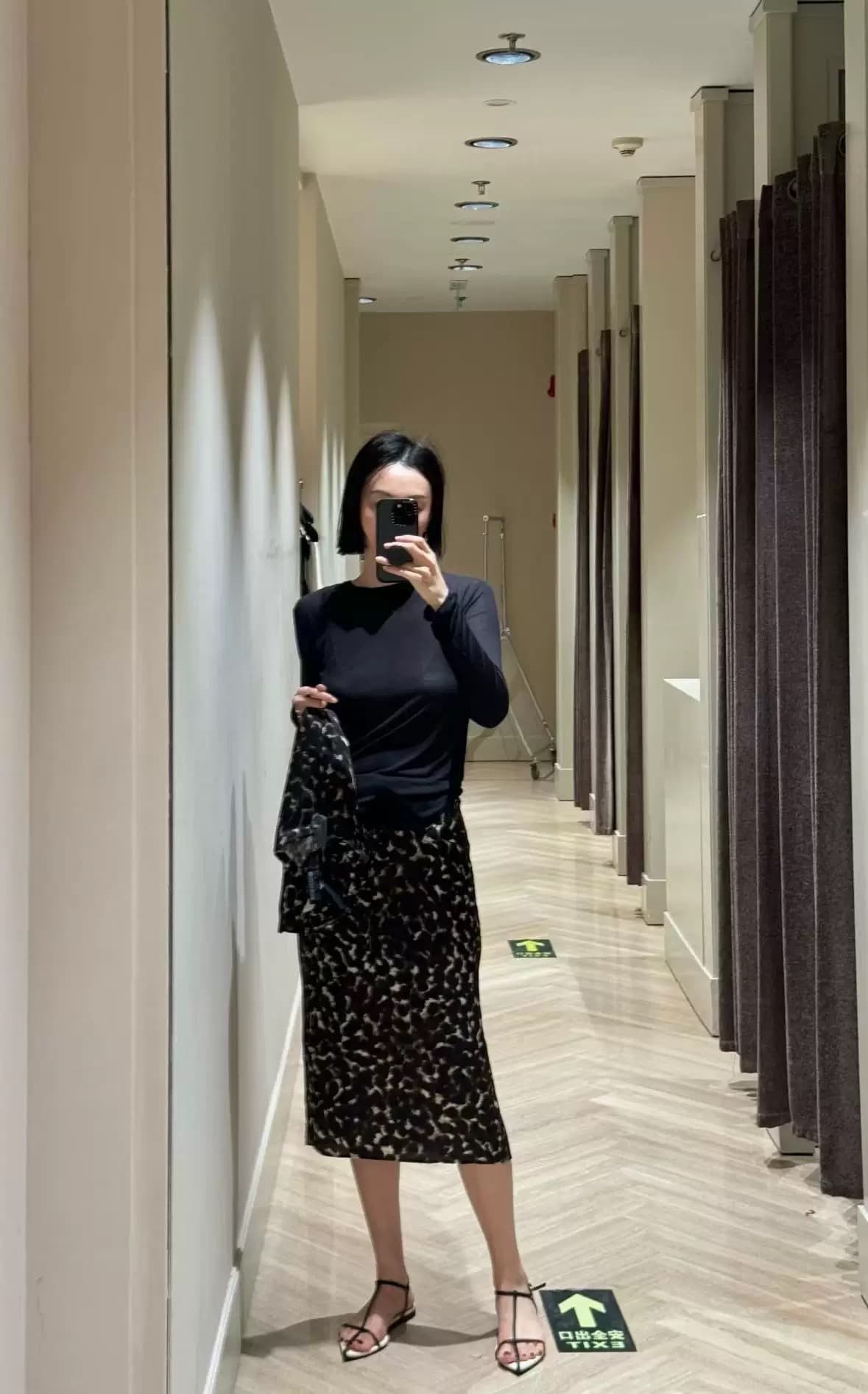 モード系ファッション レオパード柄ミディ丈タイトスカート