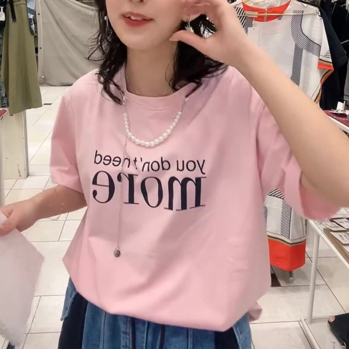 モード系 パールネックレス風デザインが光る、大人のグラフィックTシャツ