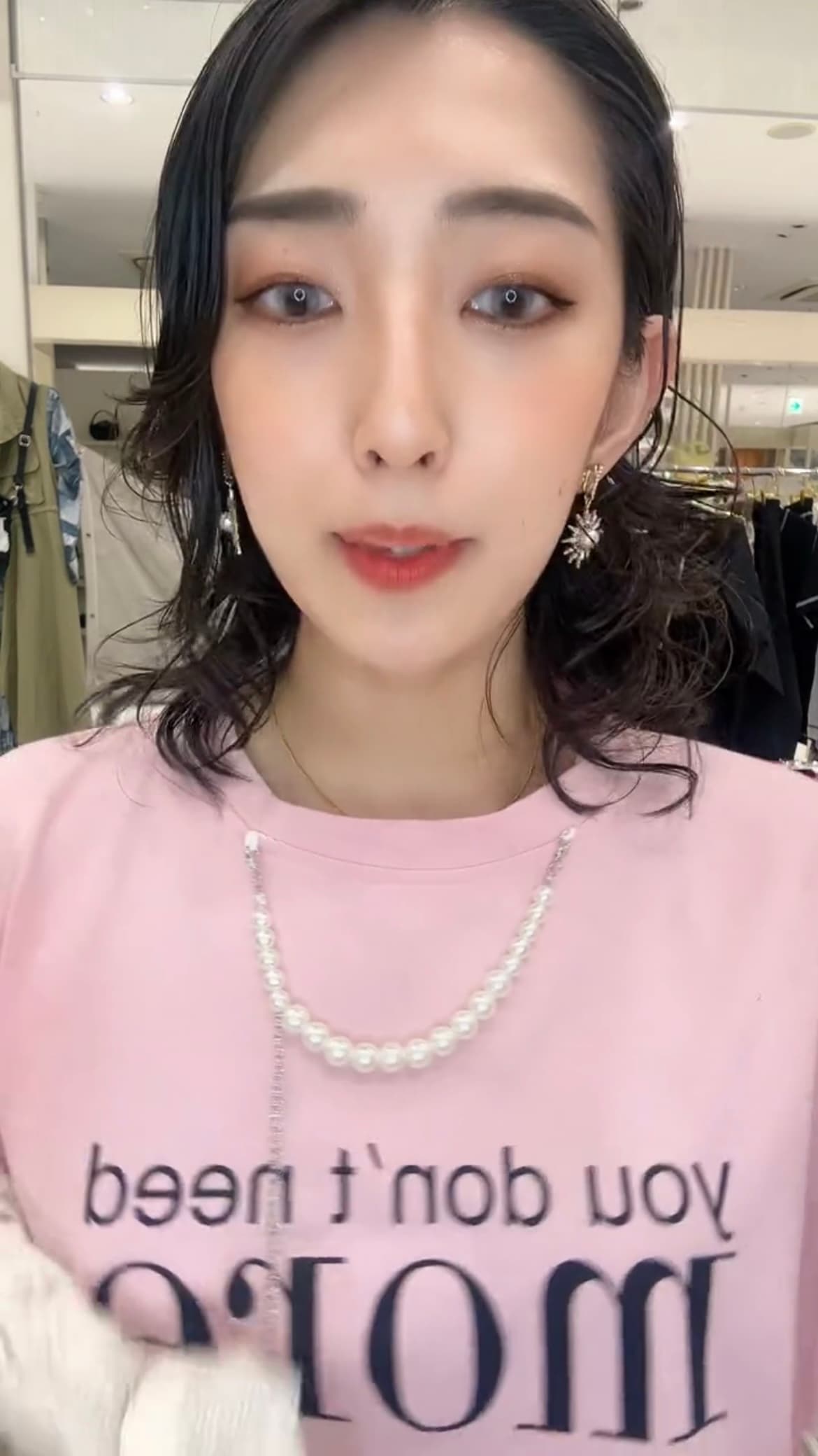 モード系 パールネックレス風デザインが光る、大人のグラフィックTシャツ