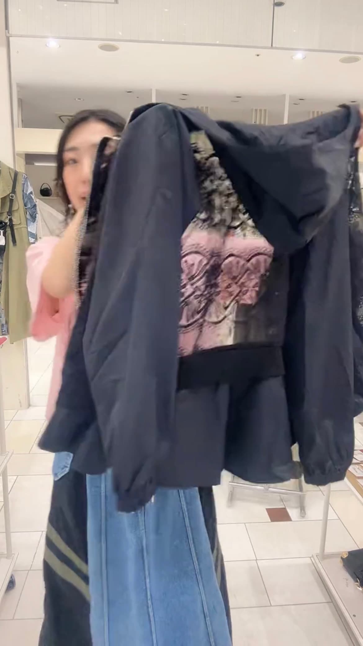 モード系 パールネックレス風デザインが光る、大人のグラフィックTシャツ