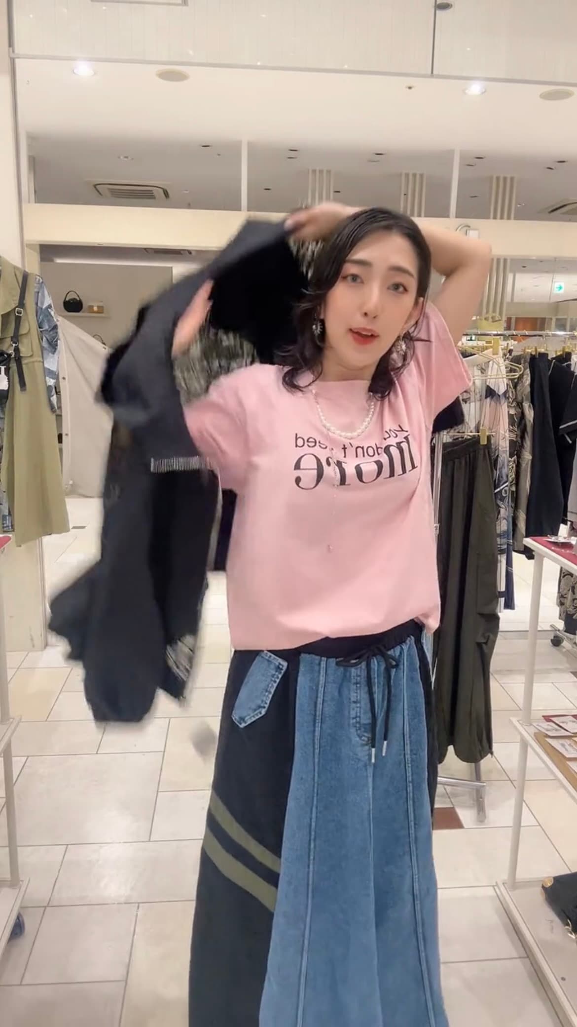 モード系 パールネックレス風デザインが光る、大人のグラフィックTシャツ