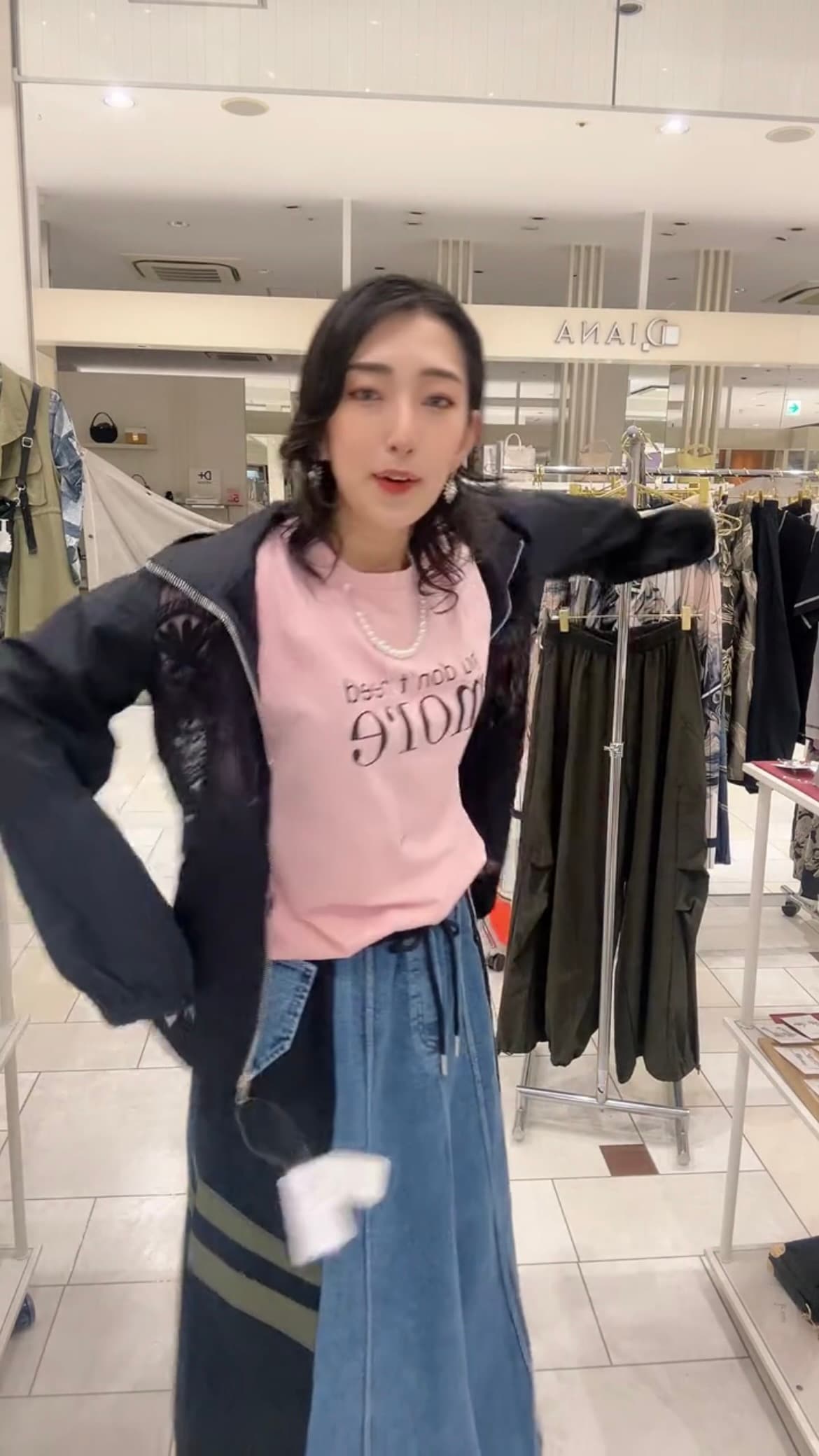 モード系 パールネックレス風デザインが光る、大人のグラフィックTシャツ