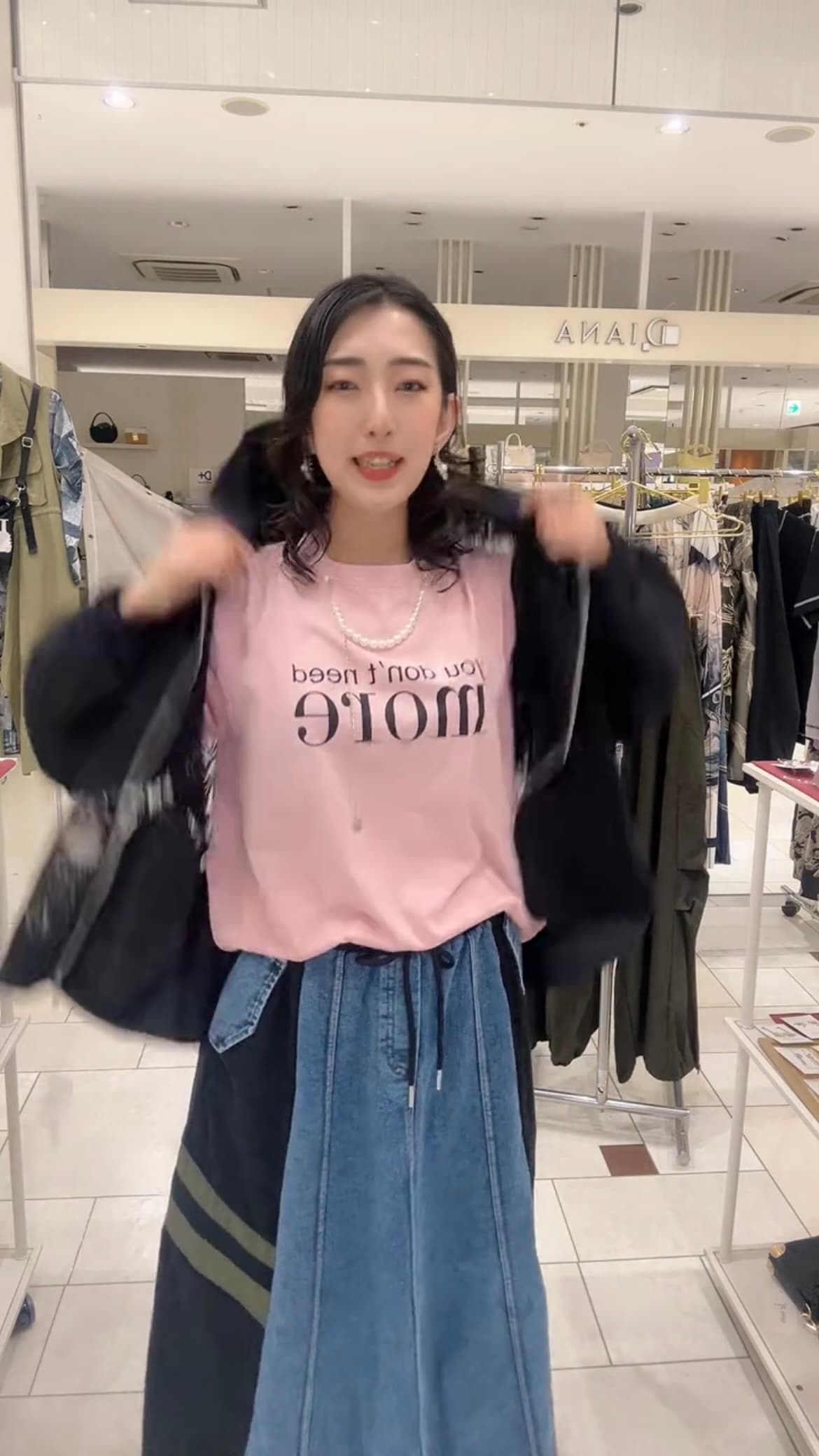 モード系 パールネックレス風デザインが光る、大人のグラフィックTシャツ