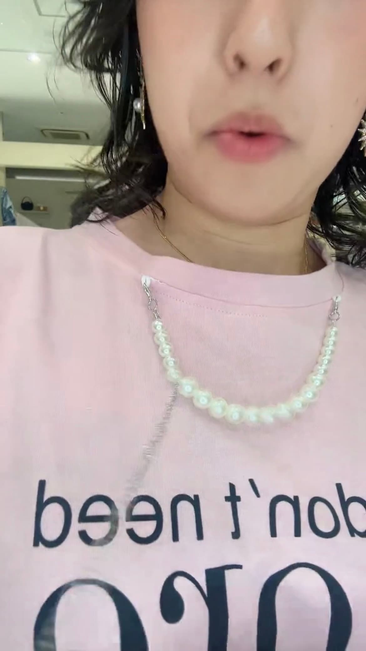 モード系 パールネックレス風デザインが光る、大人のグラフィックTシャツ