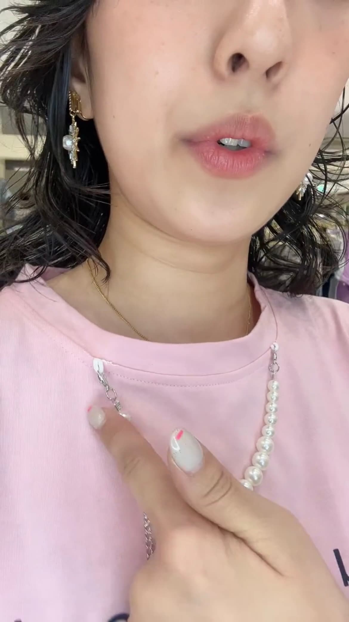 モード系 パールネックレス風デザインが光る、大人のグラフィックTシャツ