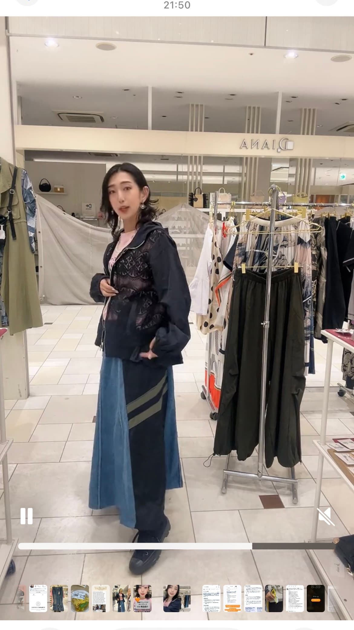 モード系 パールネックレス風デザインが光る、大人のグラフィックTシャツ