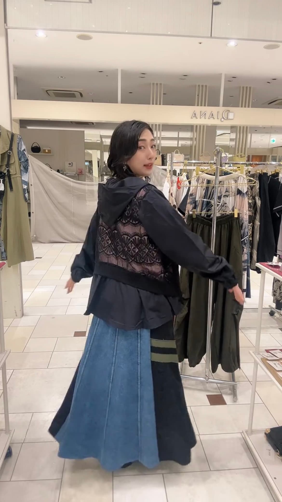 モード系 パールネックレス風デザインが光る、大人のグラフィックTシャツ