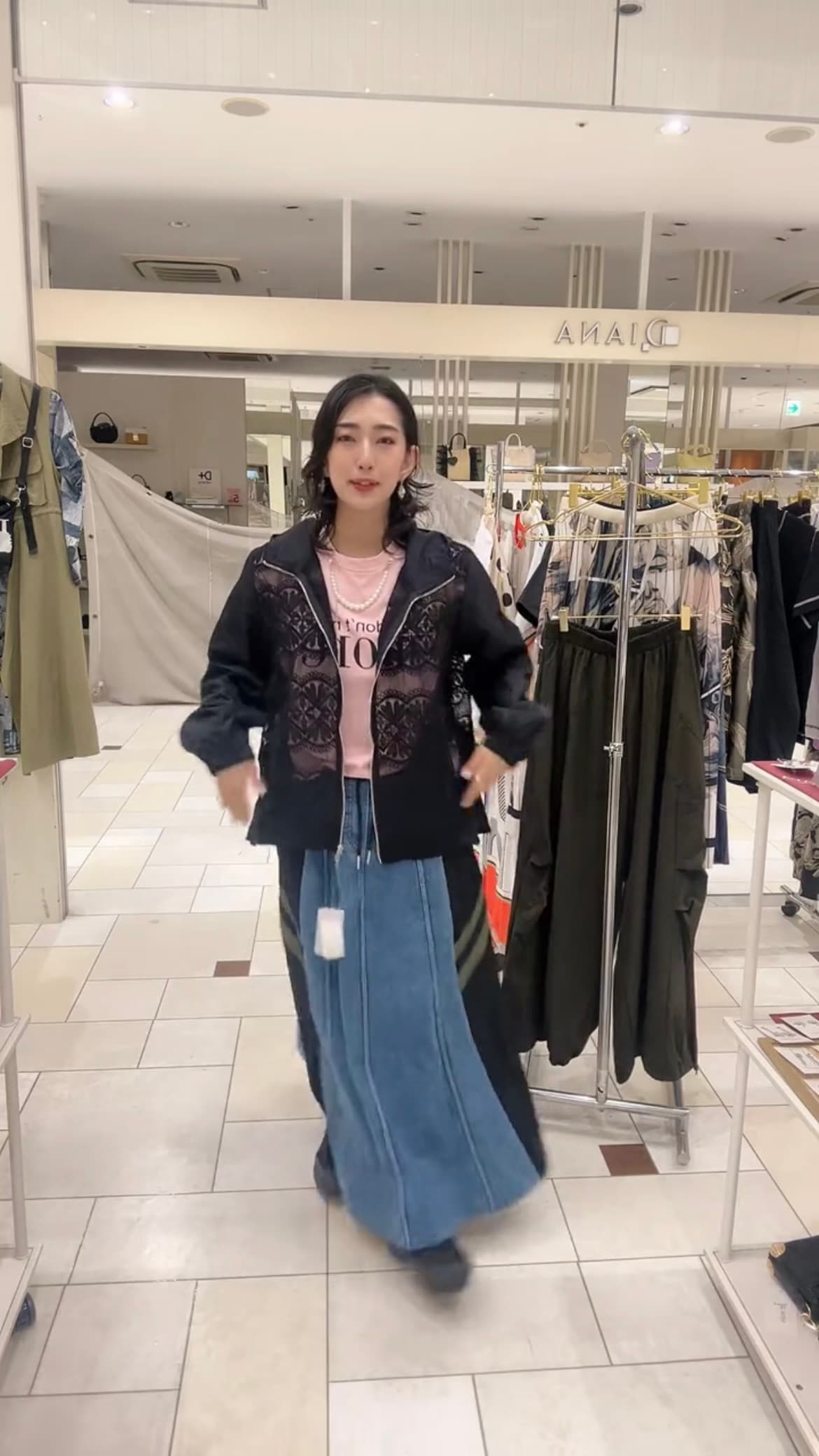 モード系 パールネックレス風デザインが光る、大人のグラフィックTシャツ