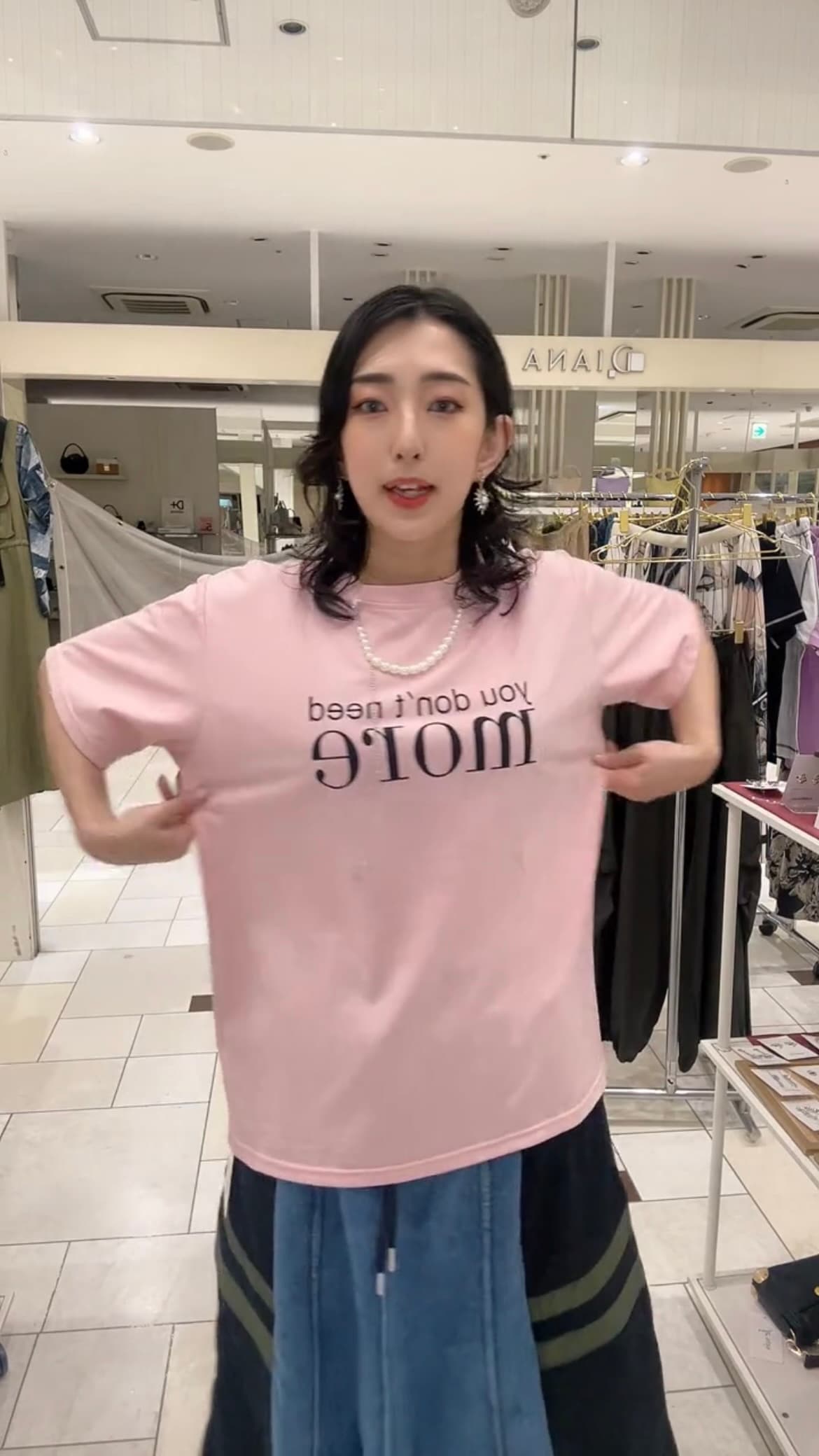 モード系 パールネックレス風デザインが光る、大人のグラフィックTシャツ