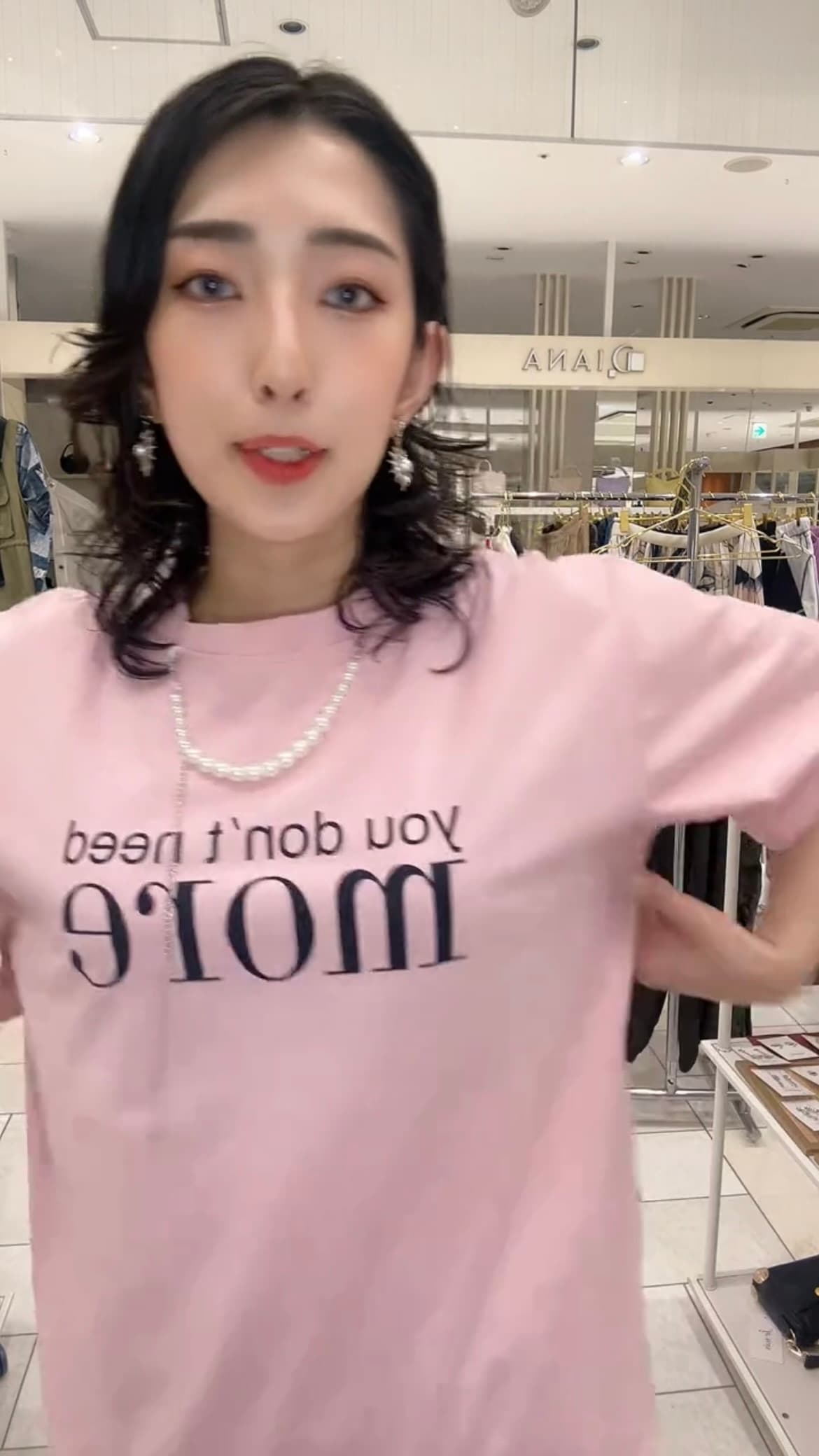 モード系 パールネックレス風デザインが光る、大人のグラフィックTシャツ