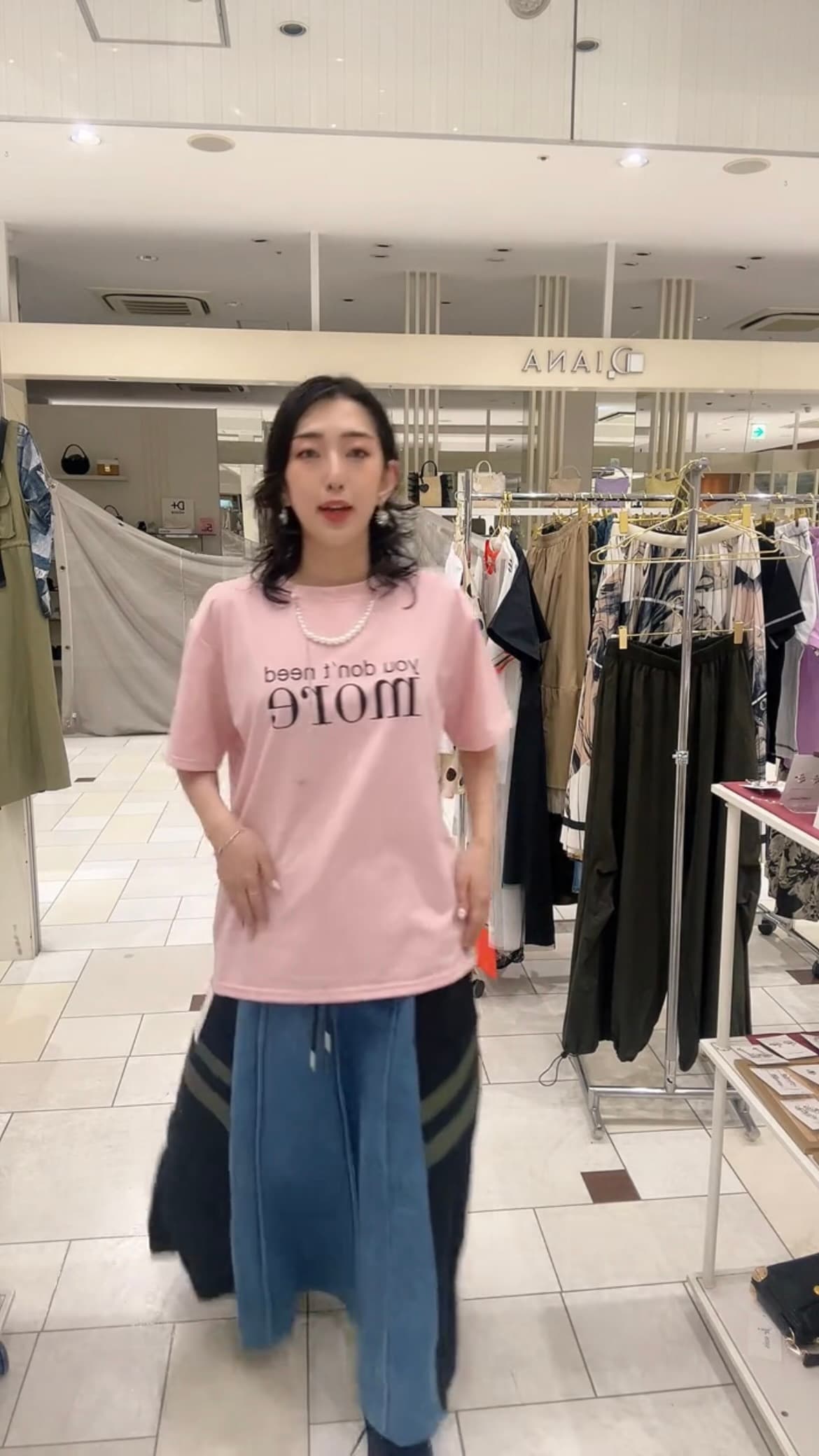 モード系 パールネックレス風デザインが光る、大人のグラフィックTシャツ
