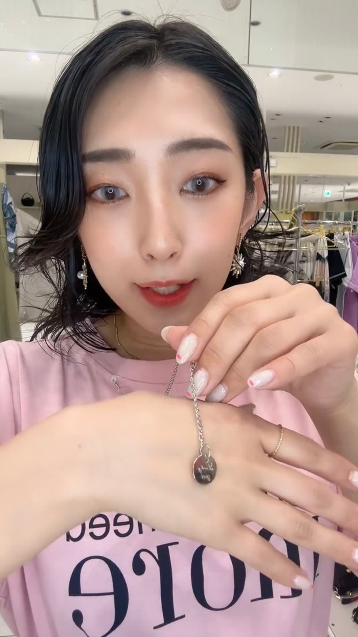 モード系 パールネックレス風デザインが光る、大人のグラフィックTシャツ