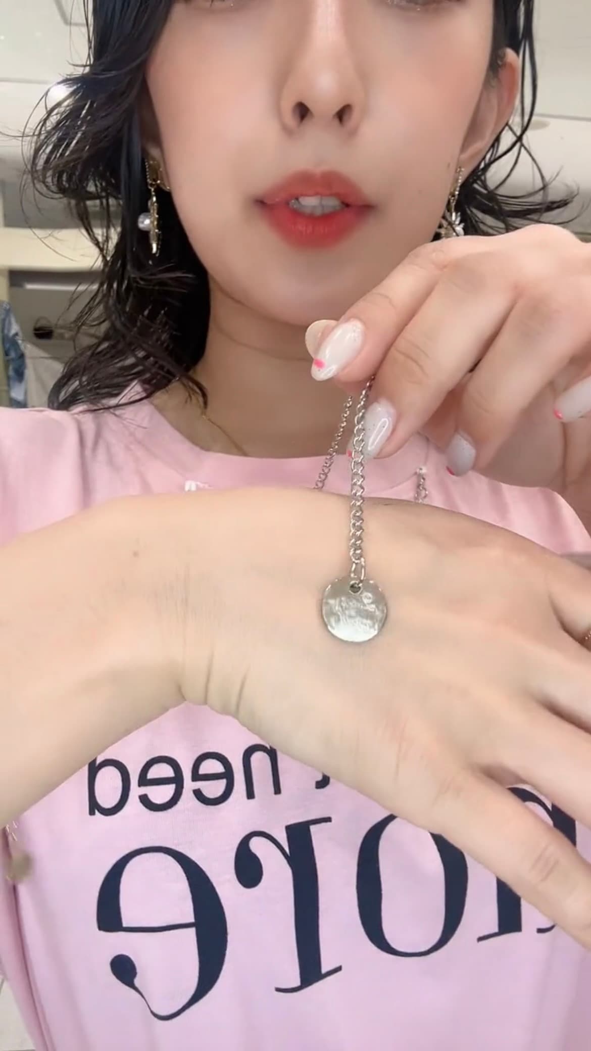 モード系 パールネックレス風デザインが光る、大人のグラフィックTシャツ