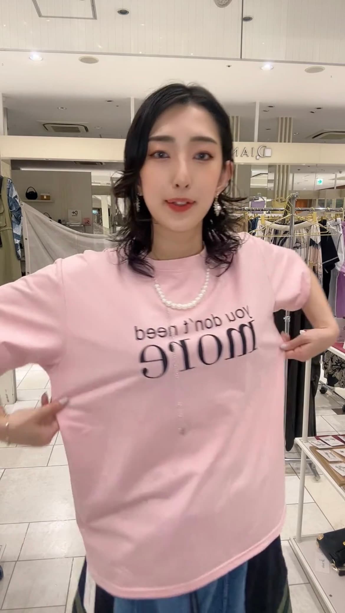 モード系 パールネックレス風デザインが光る、大人のグラフィックTシャツ