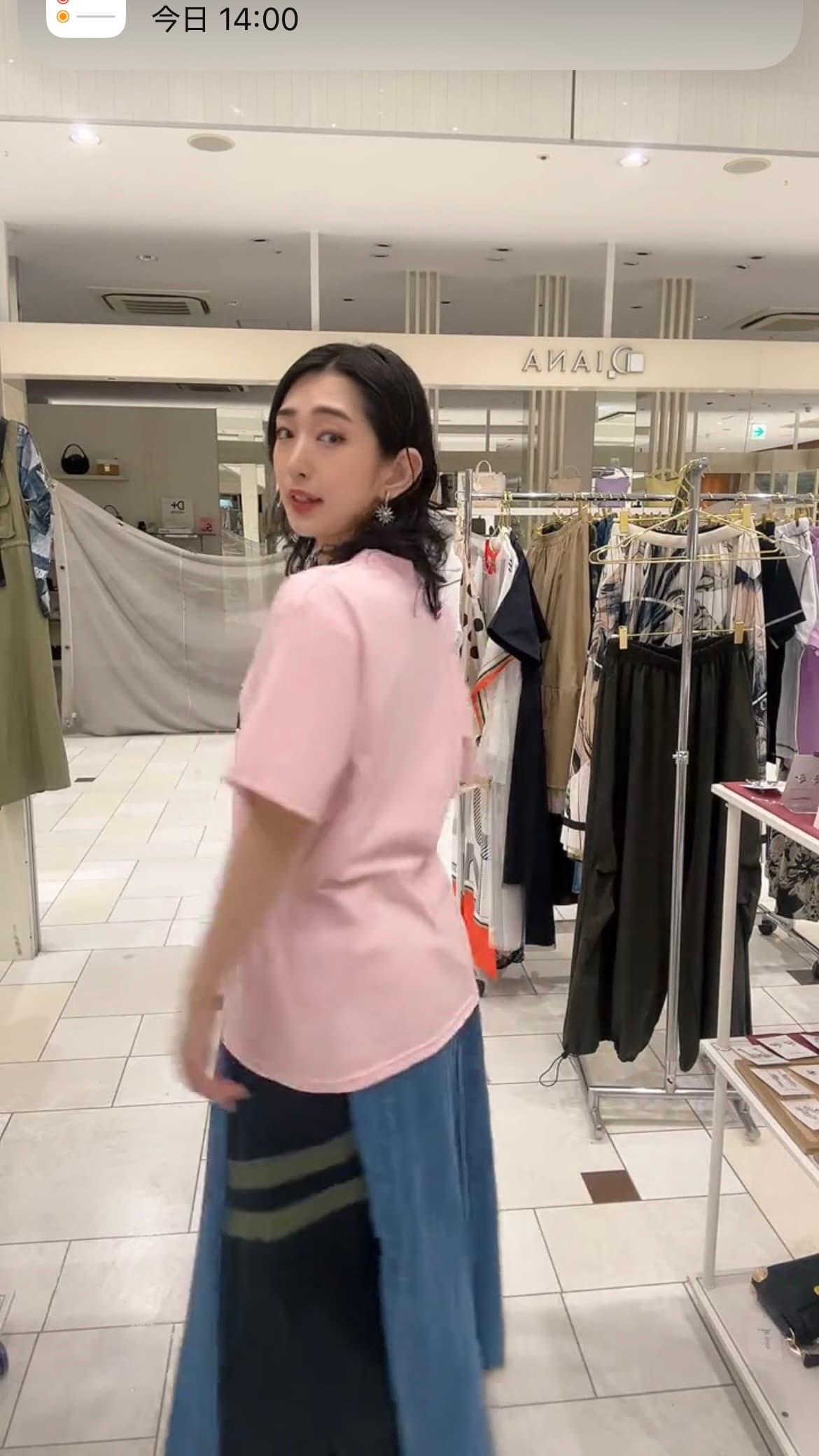 モード系 パールネックレス風デザインが光る、大人のグラフィックTシャツ