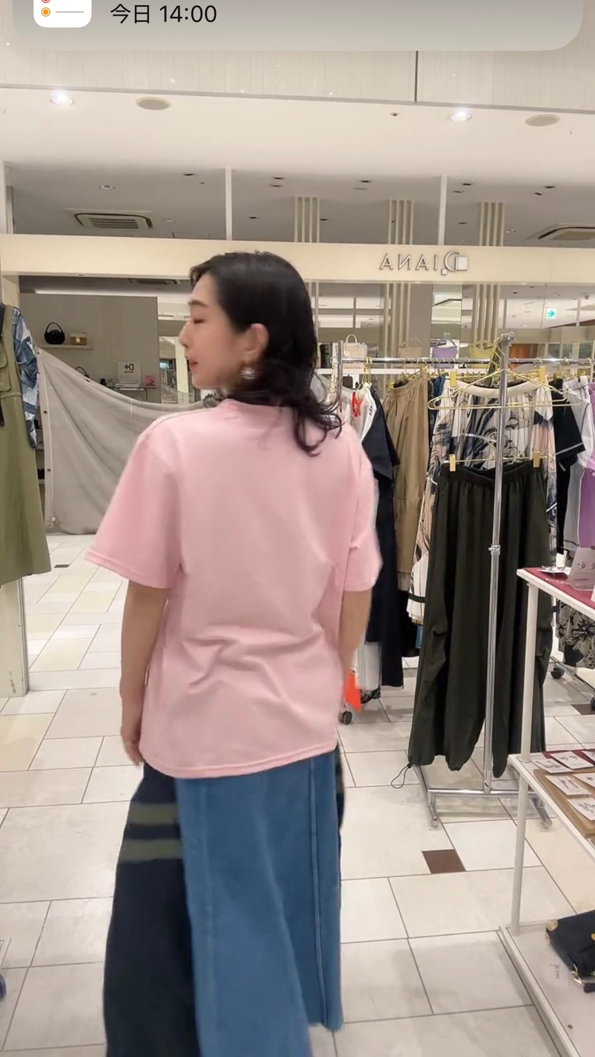モード系 パールネックレス風デザインが光る、大人のグラフィックTシャツ