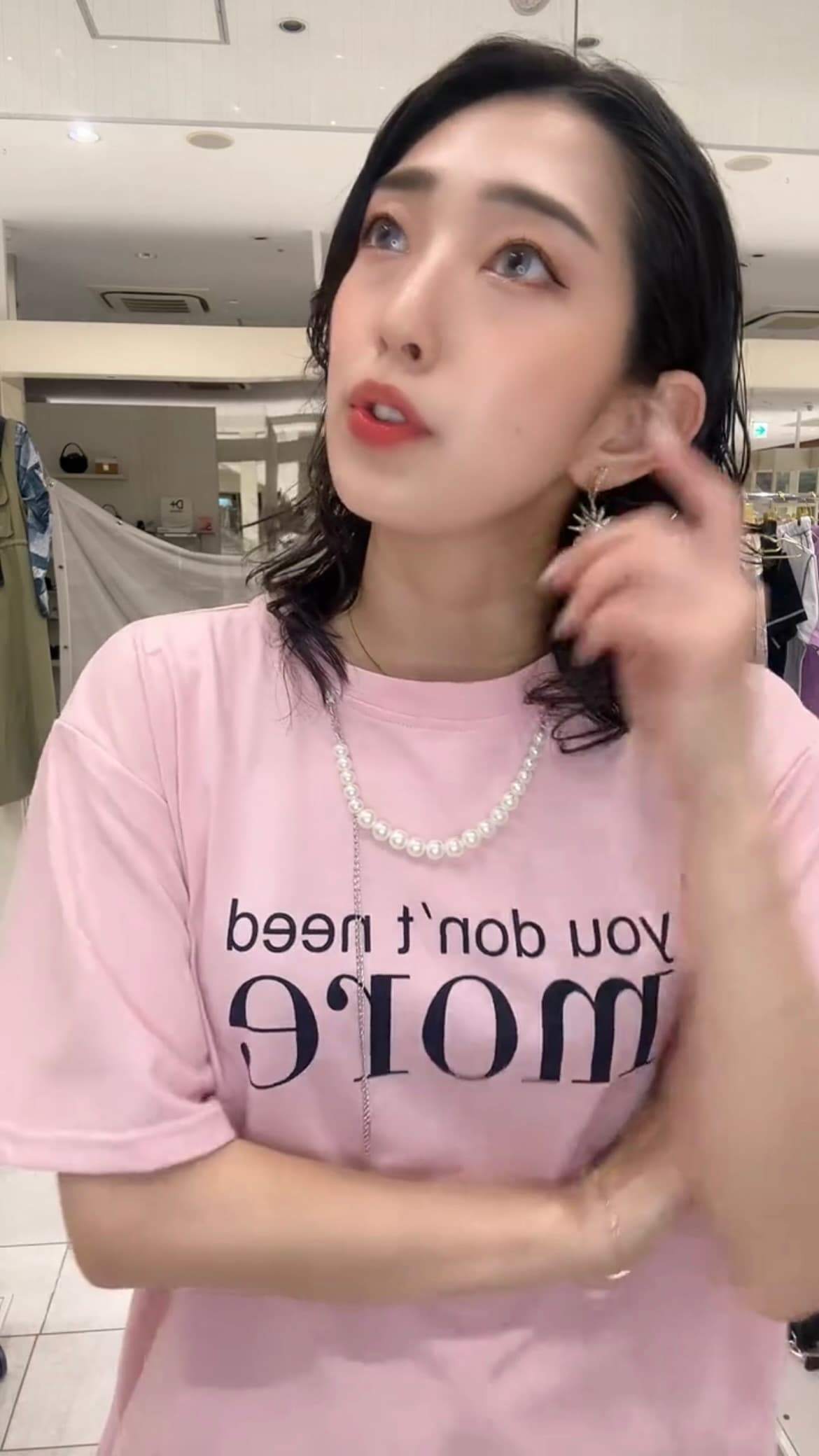 モード系 パールネックレス風デザインが光る、大人のグラフィックTシャツ