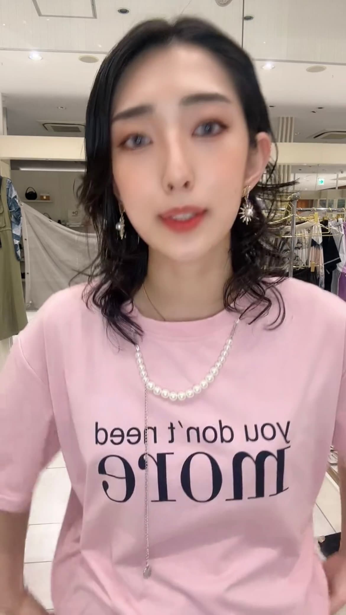 モード系 パールネックレス風デザインが光る、大人のグラフィックTシャツ