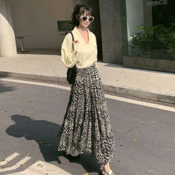 モード系ファッション 軽やかに揺れる大人モード｜モノトーン柄プリーツロングスカート【体型カバー・楽ちんウエスト・S〜XL展開】