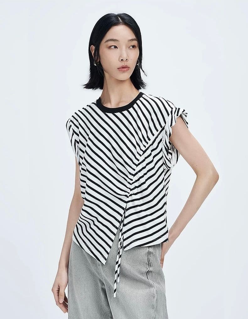 モード系ファッション アシンメトリーストライプトップス｜骨格ストレートも似合うデザイン