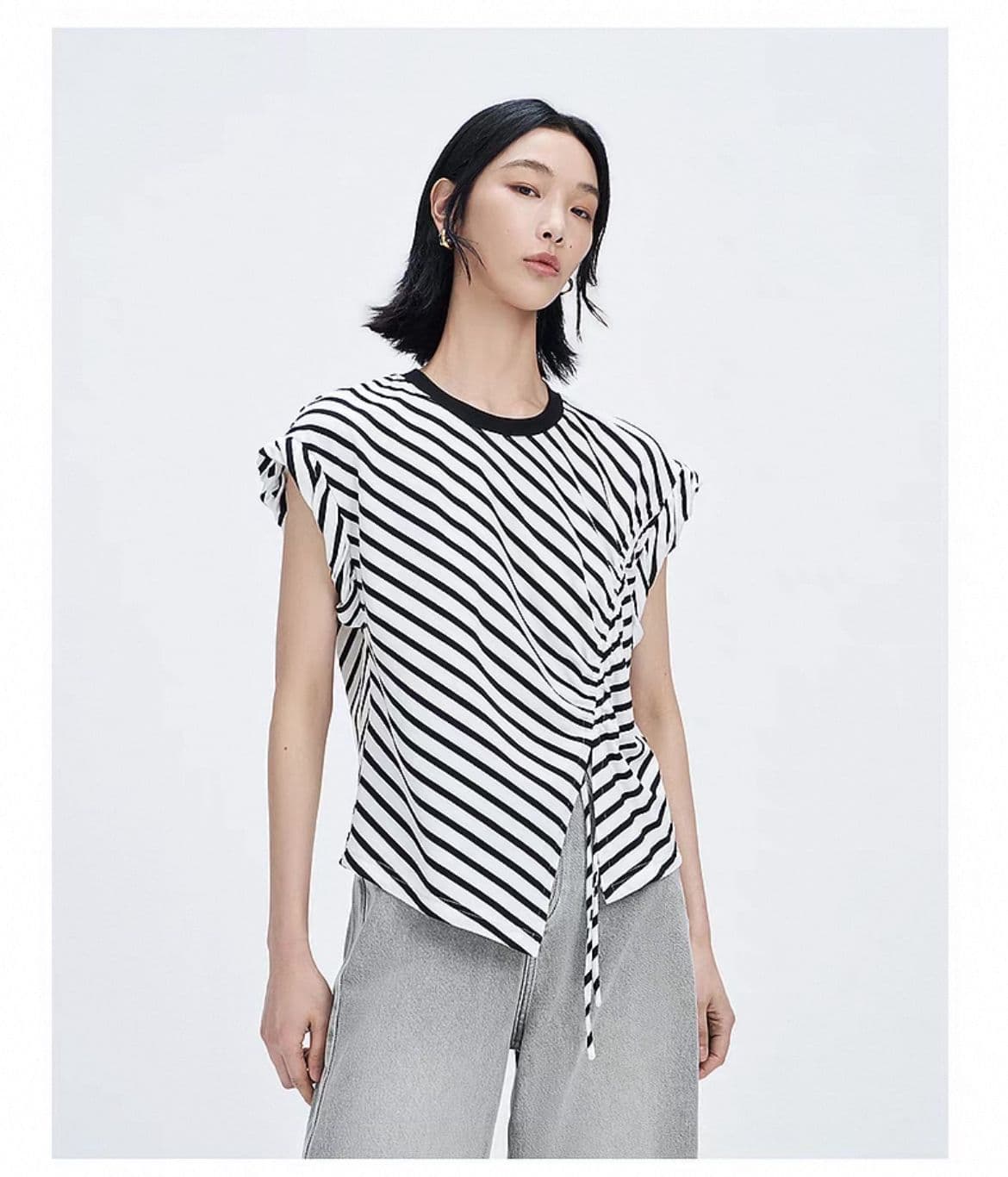 モード系ファッション アシンメトリーストライプトップス｜骨格ストレートも似合うデザイン