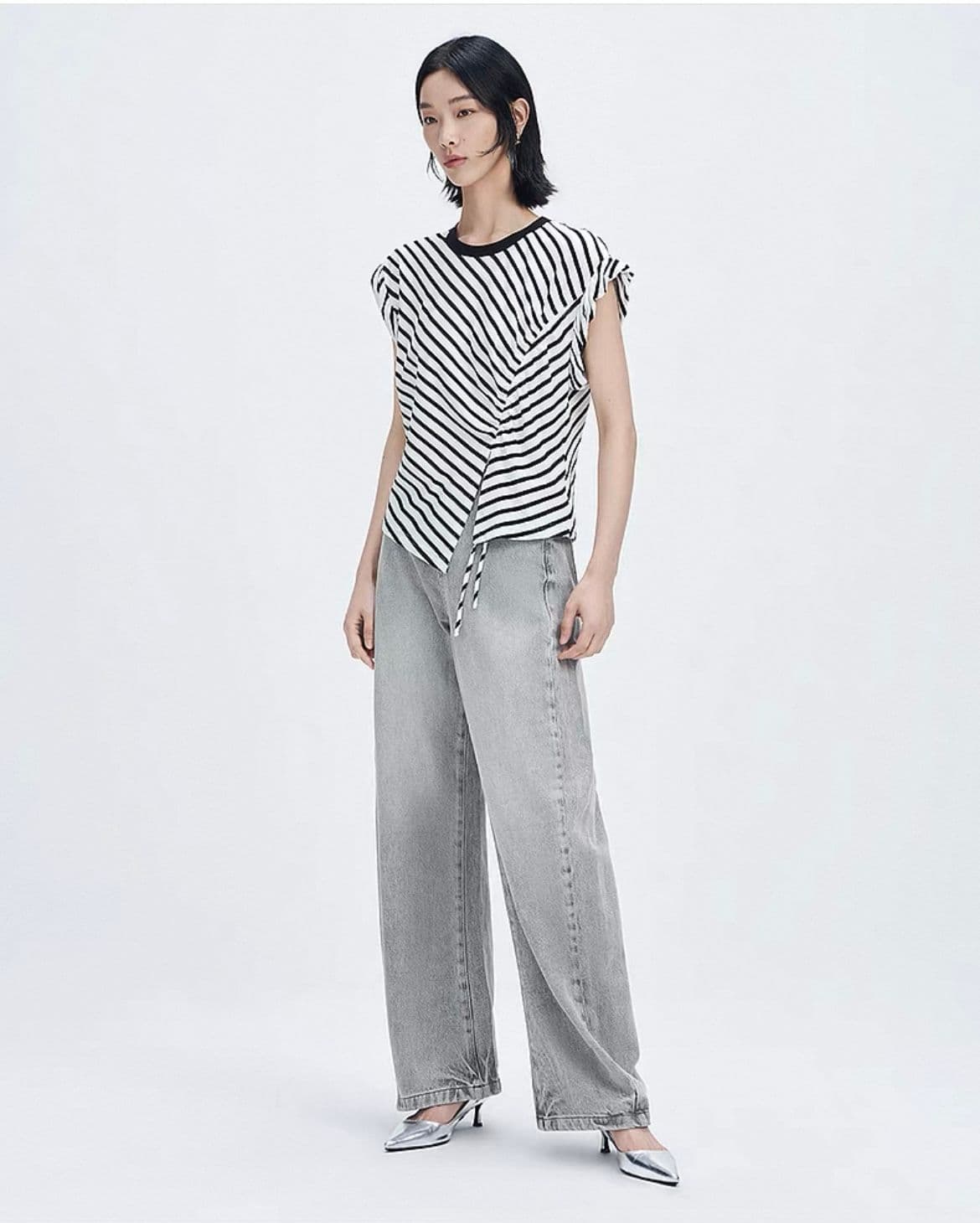モード系ファッション アシンメトリーストライプトップス｜骨格ストレートも似合うデザイン