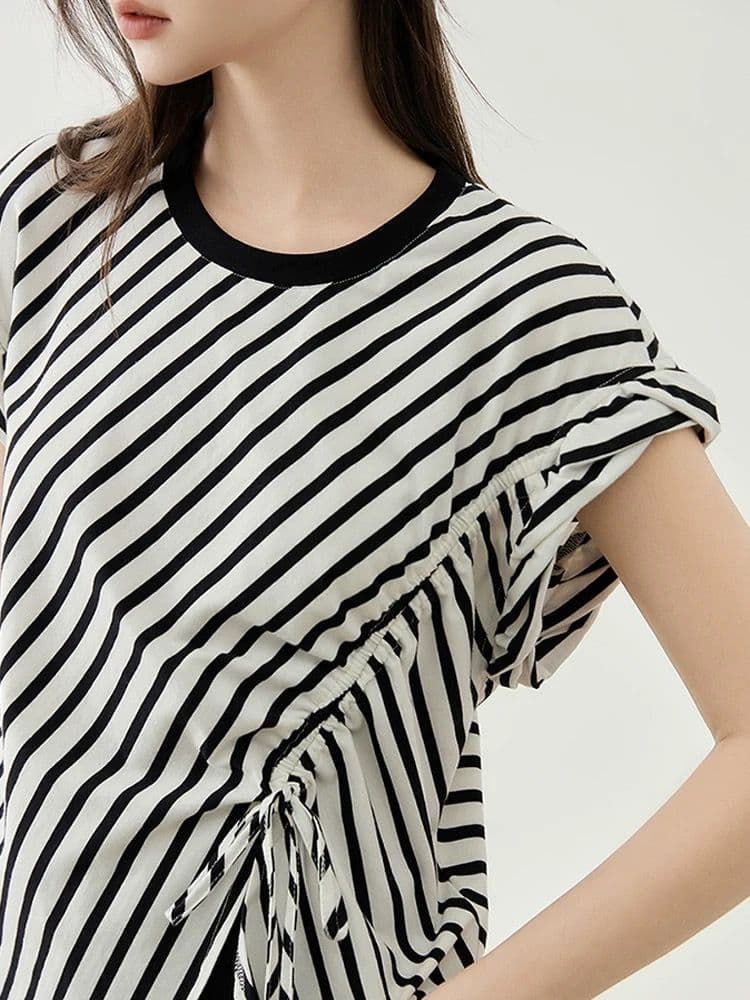 モード系ファッション アシンメトリーストライプトップス｜骨格ストレートも似合うデザイン