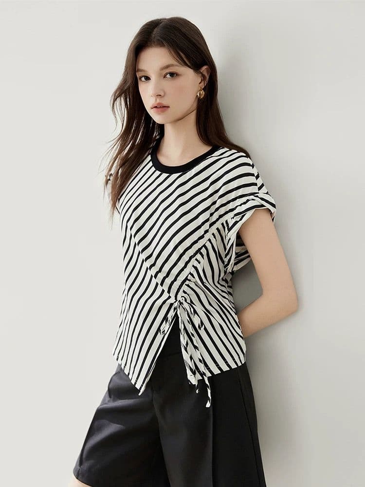 モード系ファッション アシンメトリーストライプトップス｜骨格ストレートも似合うデザイン