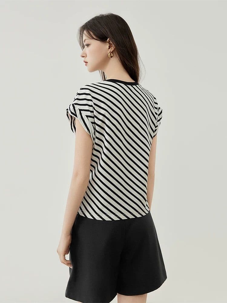 モード系ファッション アシンメトリーストライプトップス｜骨格ストレートも似合うデザイン