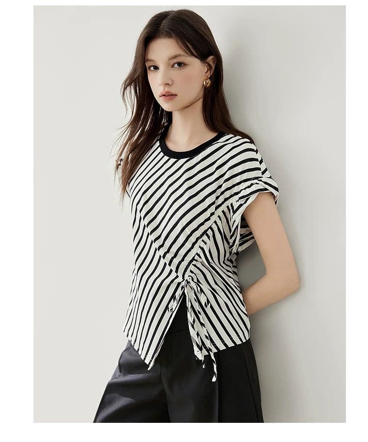 モード系ファッション アシンメトリーストライプトップス｜骨格ストレートも似合うデザイン