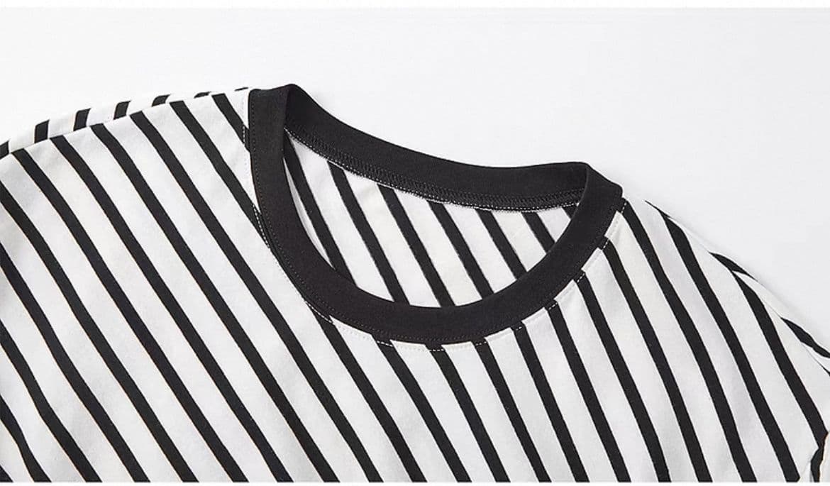 モード系ファッション アシンメトリーストライプトップス｜骨格ストレートも似合うデザイン